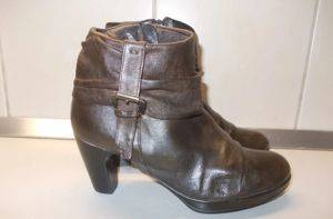 Leder-Stiefeletten mit Absatz und Schnalle, Gr. 38 — Smederevo