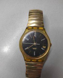 Swatch-Uhr in Schwarz und Gold mit Datumsanzeige, 5 bar — Smederevo