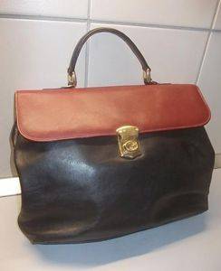 Damen-Ledertasche 43x30x18 cm, schwarz mit bordeauxroter Klappe — Smederevo