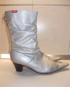 Silberne Lederstiefel mit Absatz, Gr. 40 — Smederevo