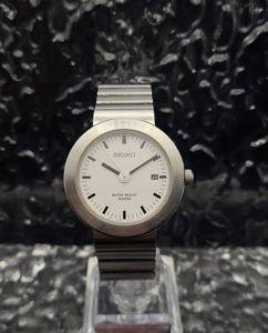 Seiko V732-0N70 Uhr, weißes Zifferblatt mit Datum — Smederevo
