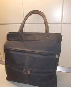 Schwarze Tasche mit Taschen und zwei Henkeln — Smederevo