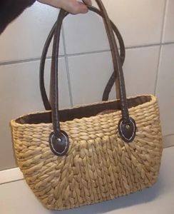 Geflochtene Tasche mit braunen Griffen — Smederevo