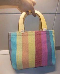 Gestreifte bunte Tasche mit Holzgriffen — Smederevo