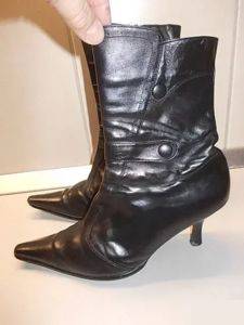 Schwarze Lederstiefel mit Absatz, Gr. 40 — Smederevo
