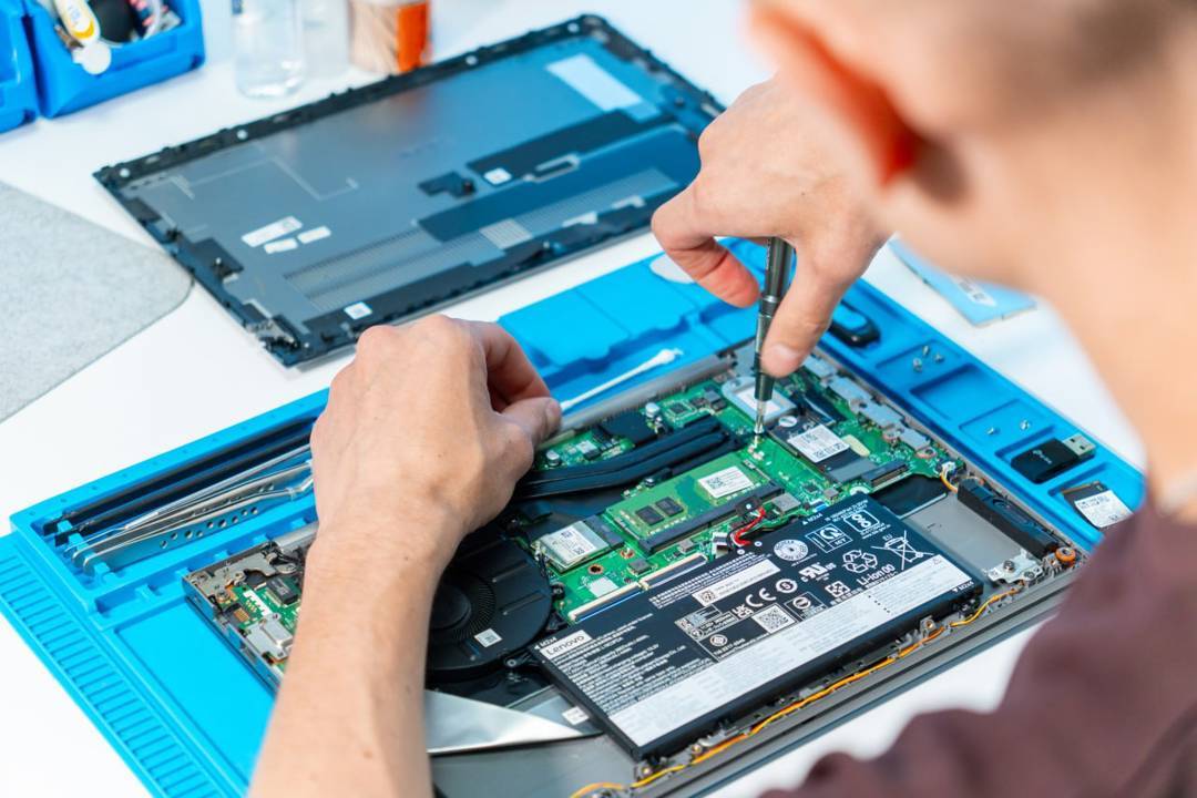 Laptop, MacBook, Apple computer, and monitor repair