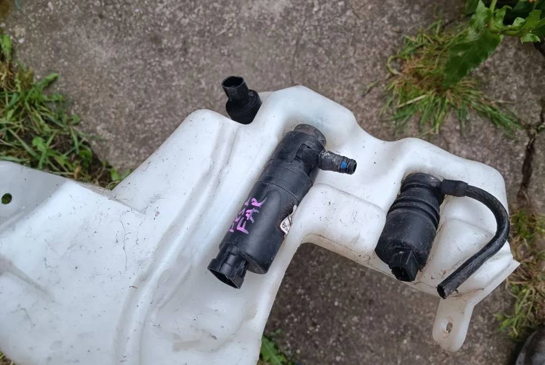 Posuda prskalica sa dve pumpe Opel Astra G