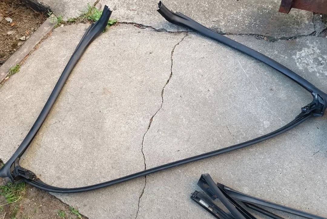Kederi i lajsne oko šoferšajbne Opel Astra G Bertone Cabrio