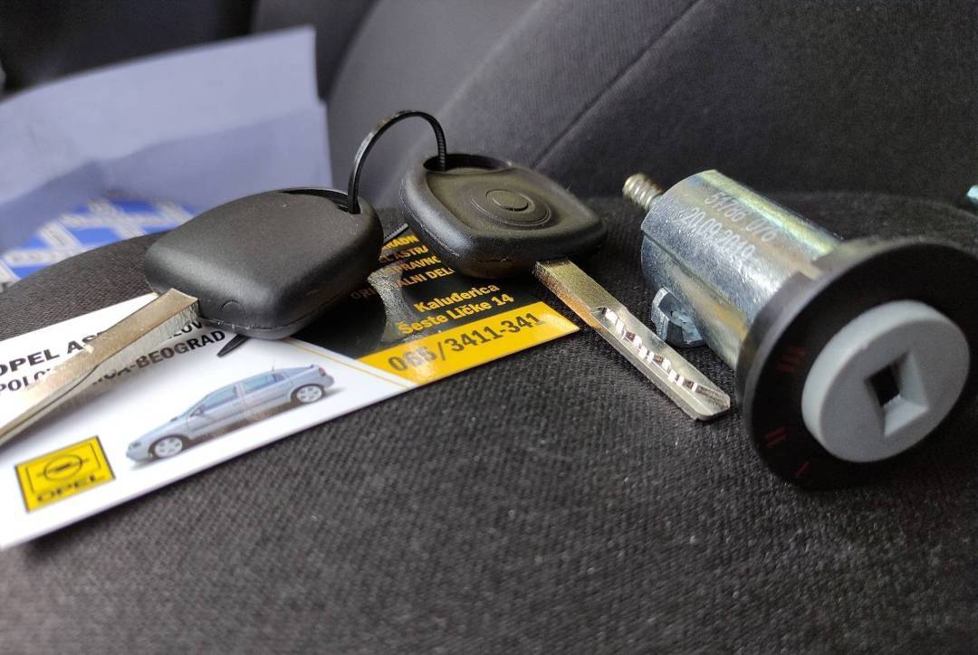 Kontakt brava sa dva ključa, pljosnati ključ Opel Astra, Zafira, Vectra