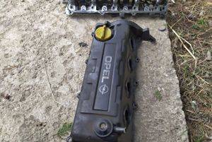 Poklopac ventila (dekla) Opel Astra, Corsa, Meriva, Combo 1.7 DTI 16V Y17DT — Beograd