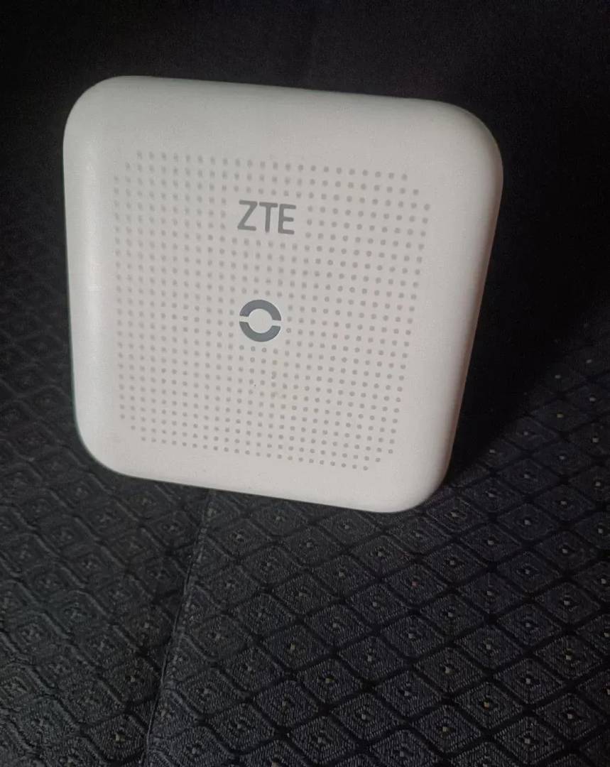 Wi-Fi ruter ZTE MF17A 4G LTE — otključan, do 300 Mb/s, ide u utičnicu