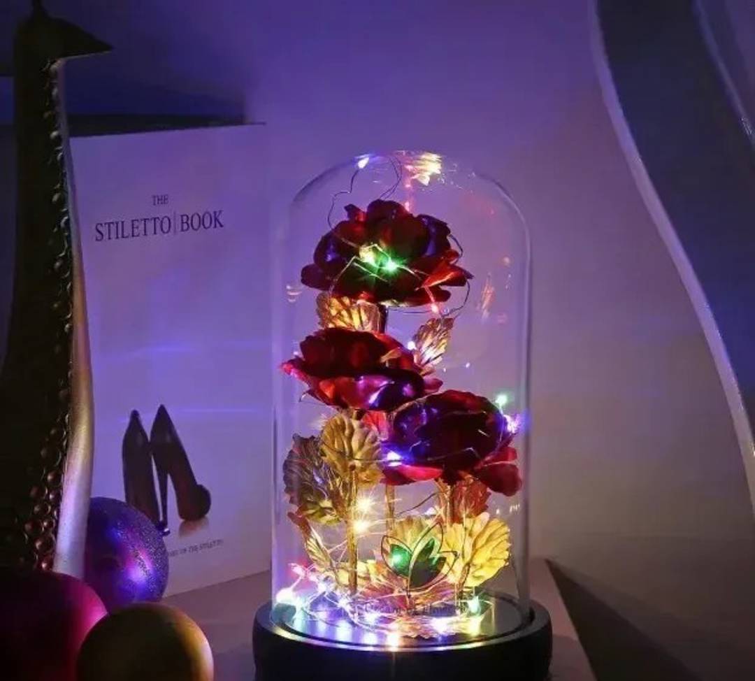 Искусственные розы с золотыми деталями под стеклянным куполом с LED-подсветкой