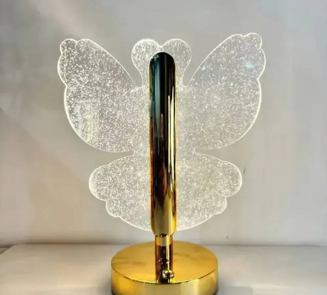 LED-Tischlampe in Schmetterlingsform mit goldenem Sockel