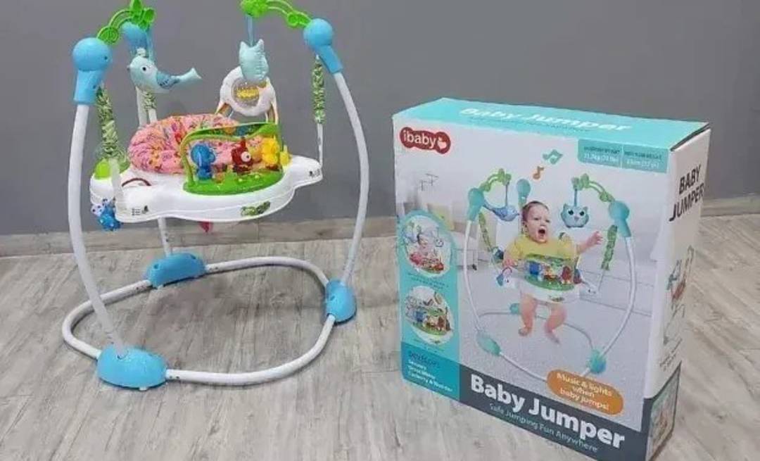 Muzička skakalica za bebe sa samostojećim okvirom i 10 igračaka