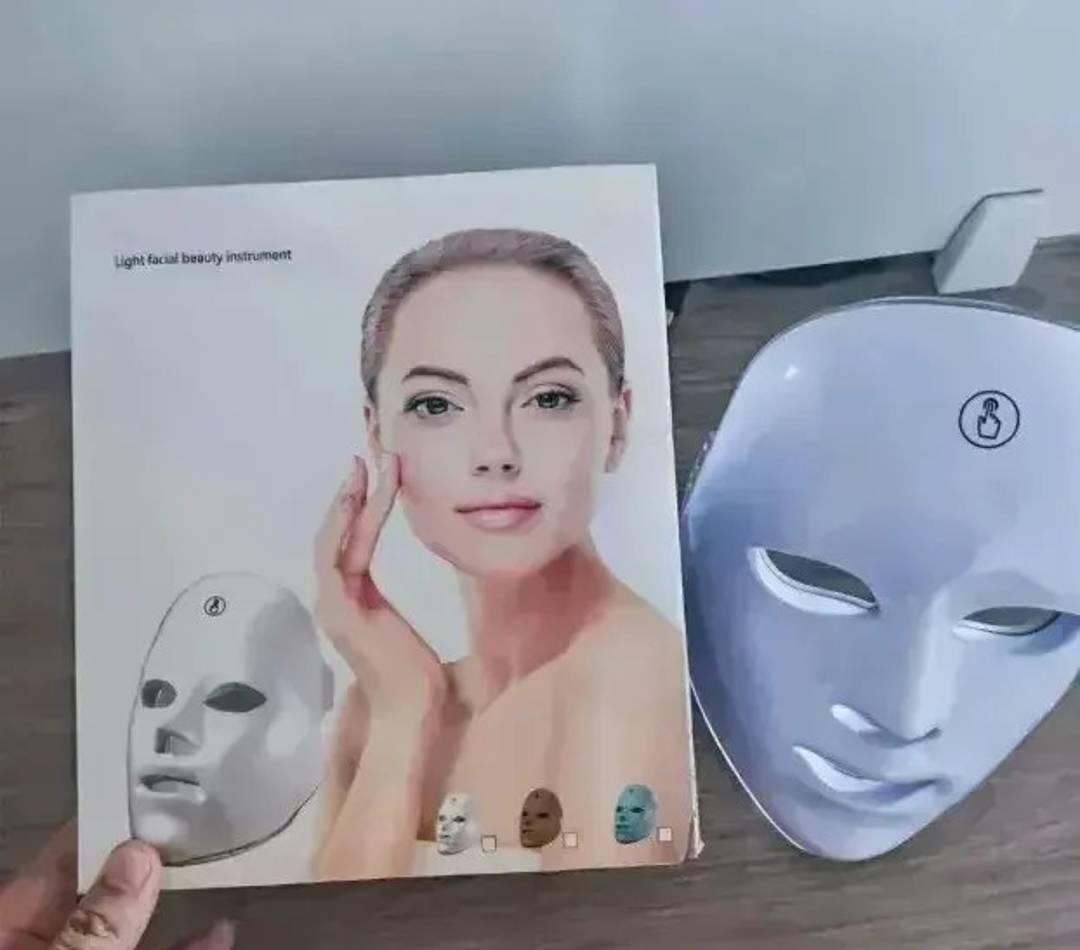 LED-Gesichtsmaske mit Lichttherapie in 7 Farben