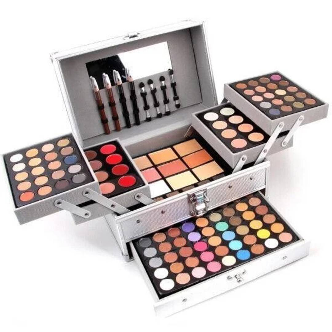 Make-up-Koffer: 95 Lidschatten, Lippenstifte, Concealer und Puder