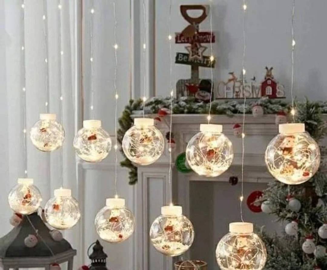 Viseće LED kugle sa Deda Mrazom, niz 3 m, na baterije