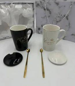 Poklon set od 2 keramičke šolje sa poklopcima i kašičicama, 300 ml — Beograd