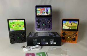 Handheld-Retro-Konsole R36S 64 GB mit IPS-Display und zwei Analogsticks — Beograd
