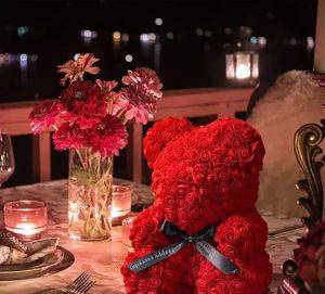 Teddybär aus künstlichen Rosen in Geschenkbox, 25 cm — Beograd