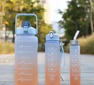 Set aus 3 Wasserflaschen mit Markierungen, 2 l, 900 ml und 500 ml — Beograd