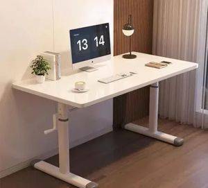 Schreibtisch mit höhenverstellbarer Höhe von 62–85 cm, 60 × 80 cm — Beograd
