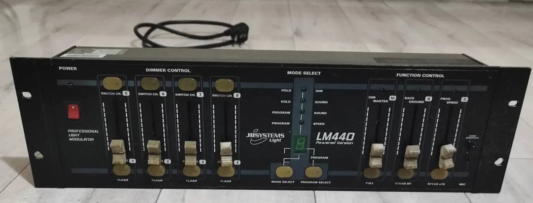 JB Systems LM-440 fényvezérlő és dimmer, 4 csatornás, DMX