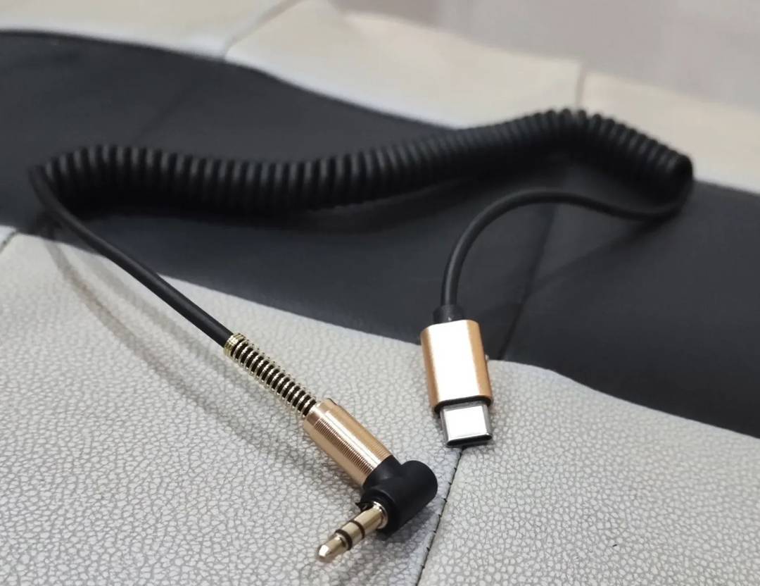 Спиральный кабель AUX USB-C — угловой мини-джек 3,5 mm, 1 m