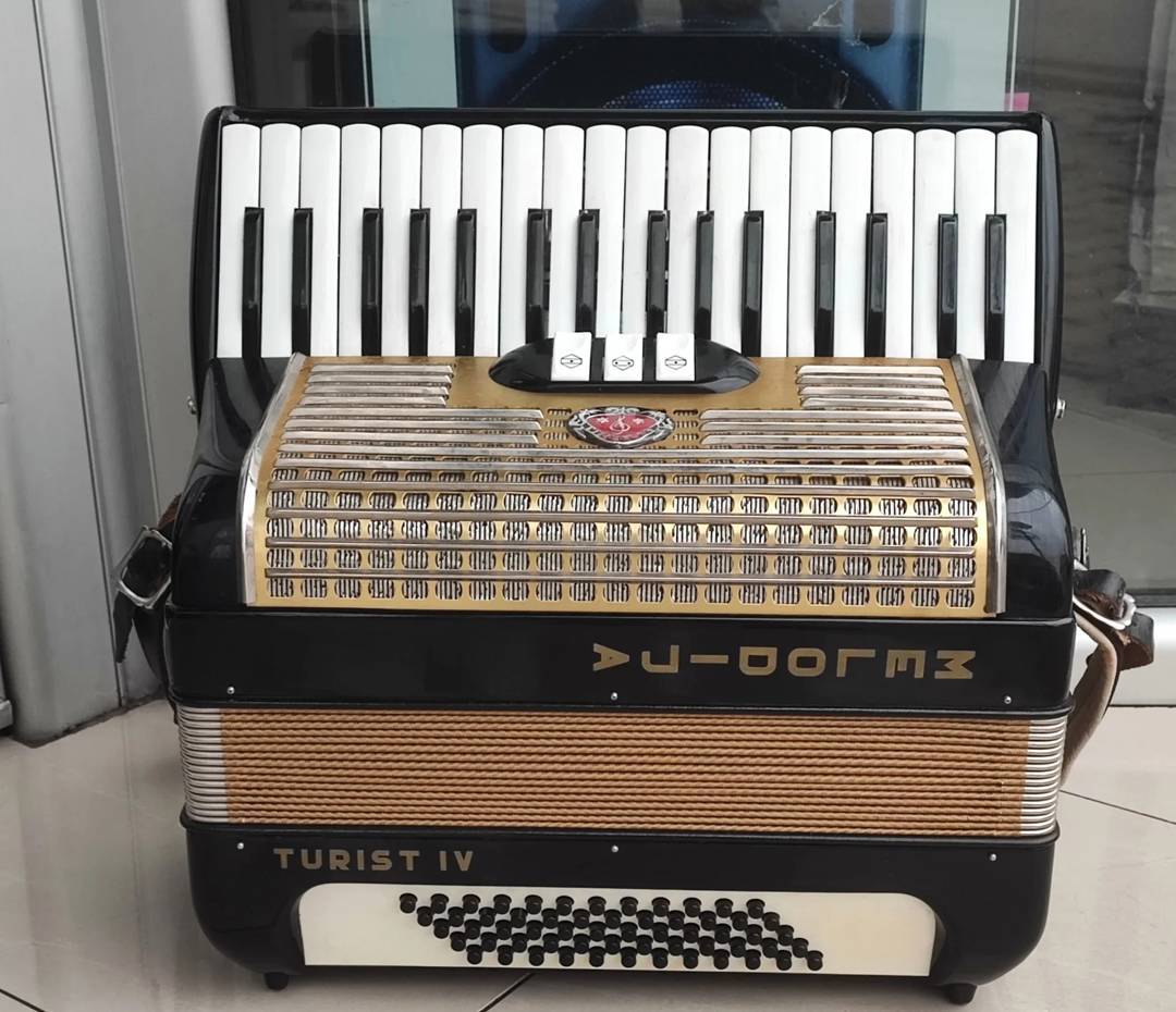 Acordeon Melodija Turist 4, 60 de bași, cu valiză