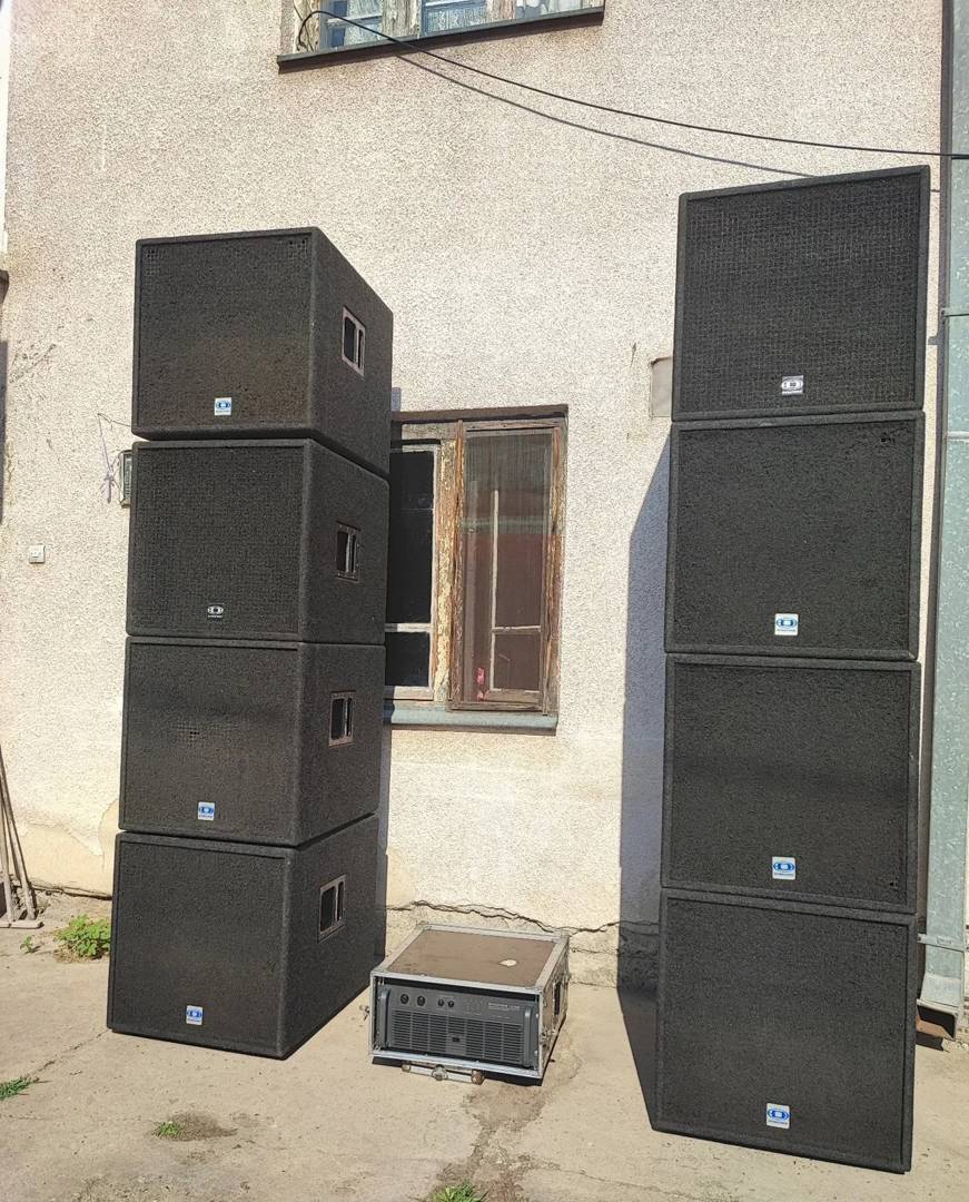 Dynacord ForumLine XA1 Beschallungsanlage: 4× F17, 4× F12, XA2600-Verstärker