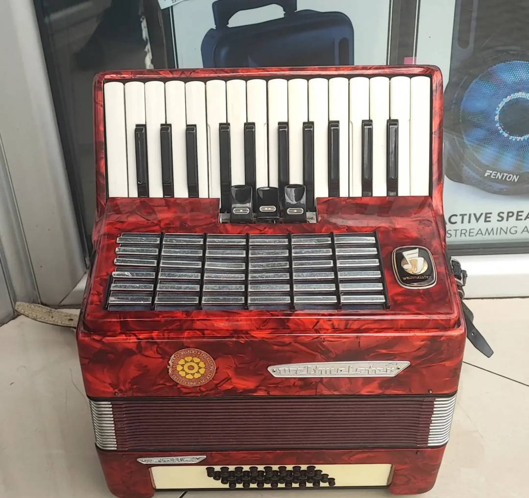 Acordeon Weltmeister Stella, 32 de bași, 3 registre, cu valiză