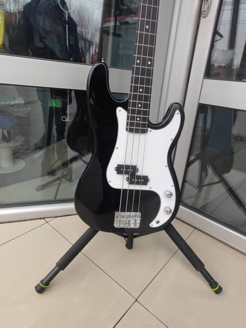 P alakú elektromos basszusgitár (S086), 4 húros, 20 bundos