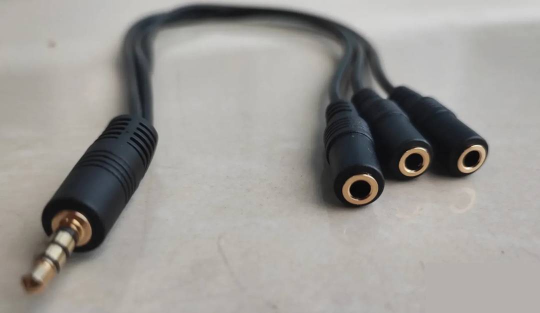 3.5 mm splitter, 3 female to 1 male