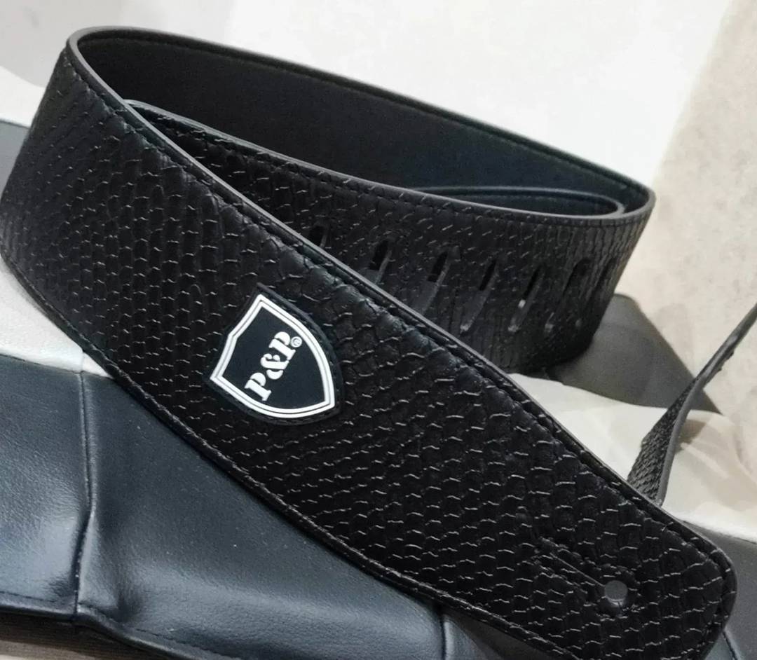 Curea P&P pentru chitară, din piele artificială, neagră cu model de piele de șarpe