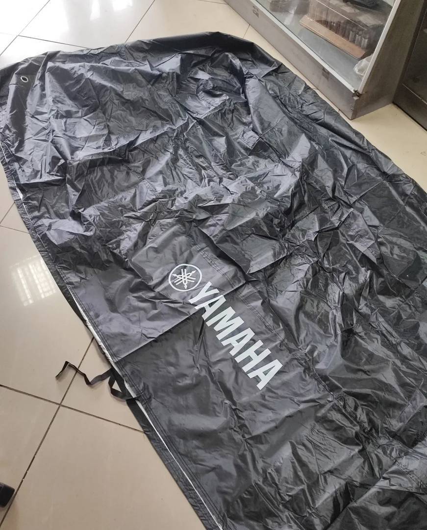 Motortakaró Yamaha logóval