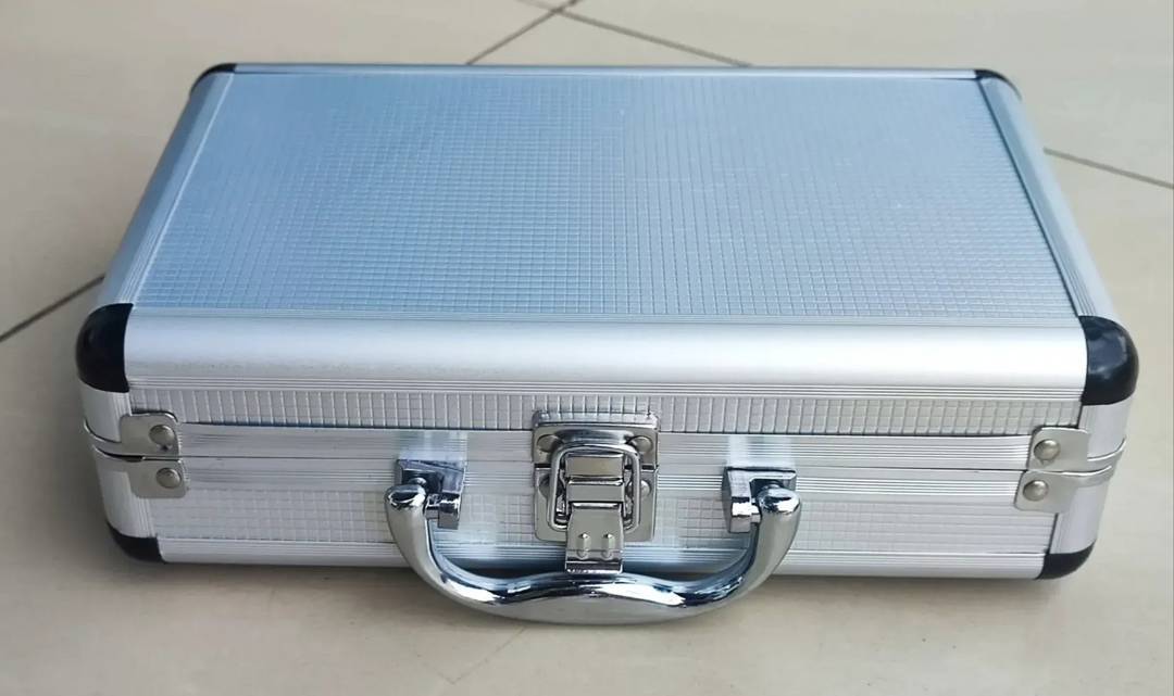 Valiză din aluminiu pentru două microfoane