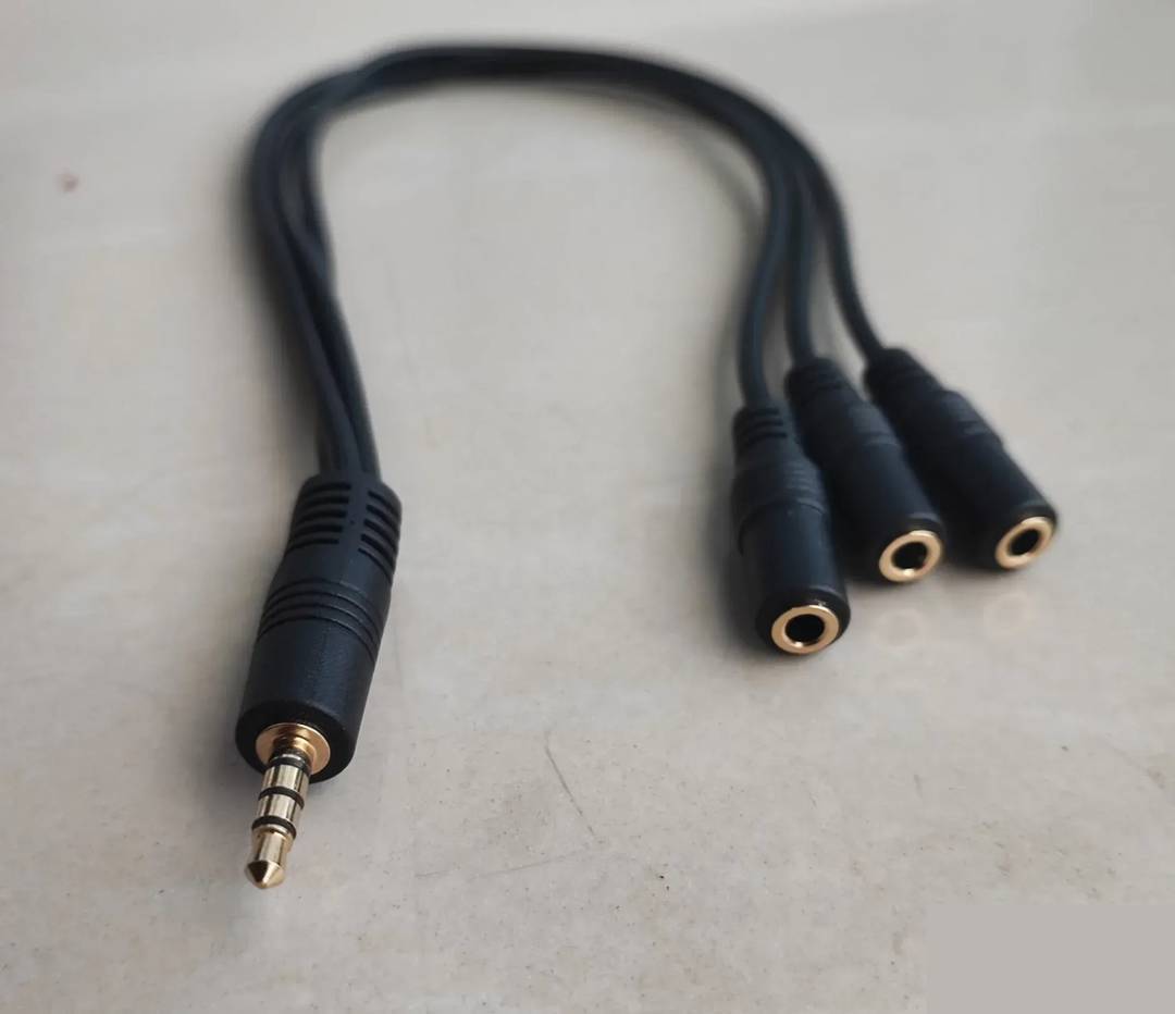 3.5 mm splitter: male to 3 female 3.5 mm