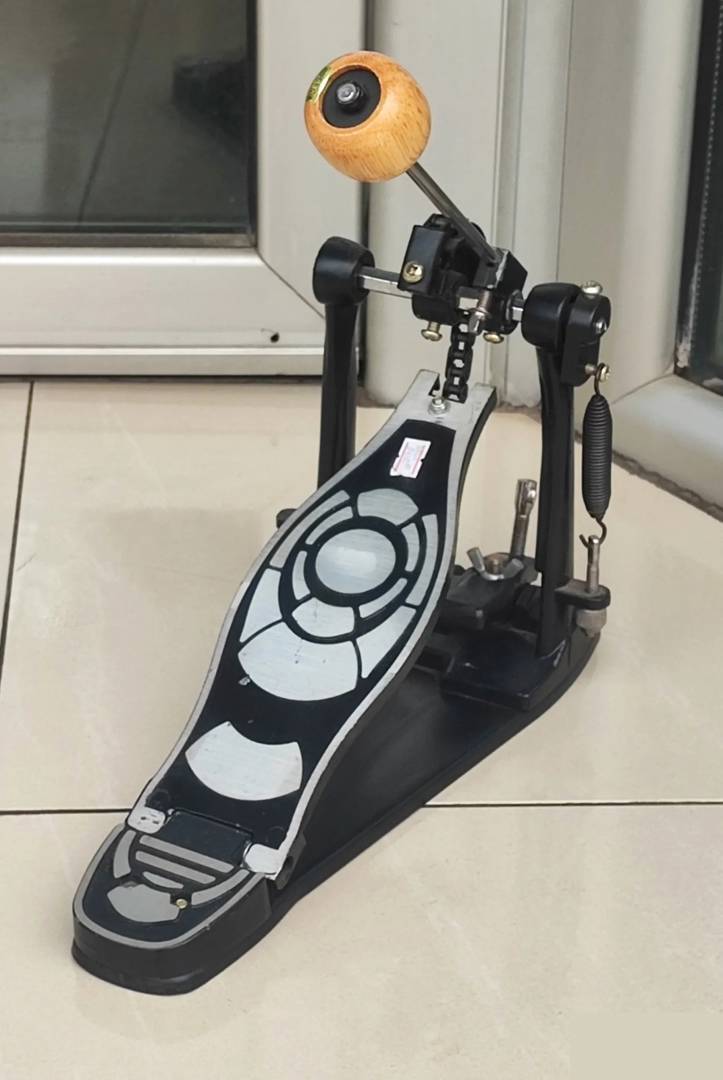 Single bass drum pedal with wooden beater