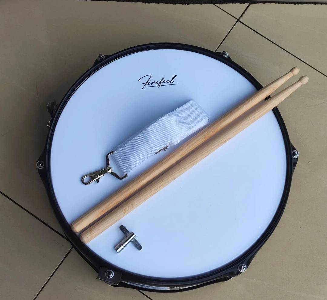 Pergődob 14" x 5,5" dobverőkkel, vállpánttal és hangolókulccsal, fekete