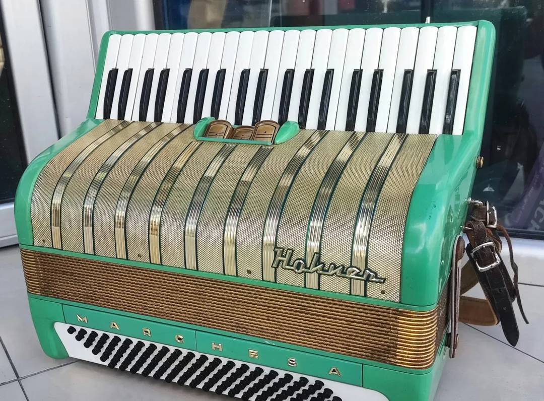 Acordeon Hohner, 80 de bași, format compact