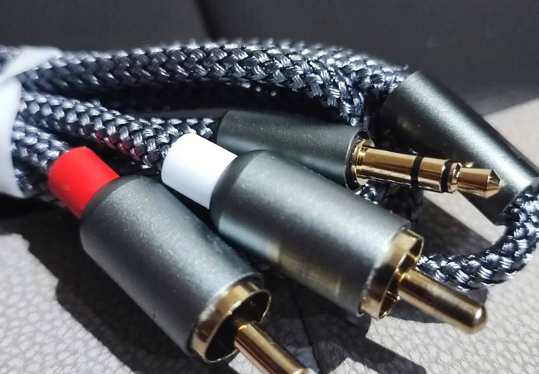 2× RCA (cinch) to 3.5 mm stereo mini-jack cable, grey braided, 1 m