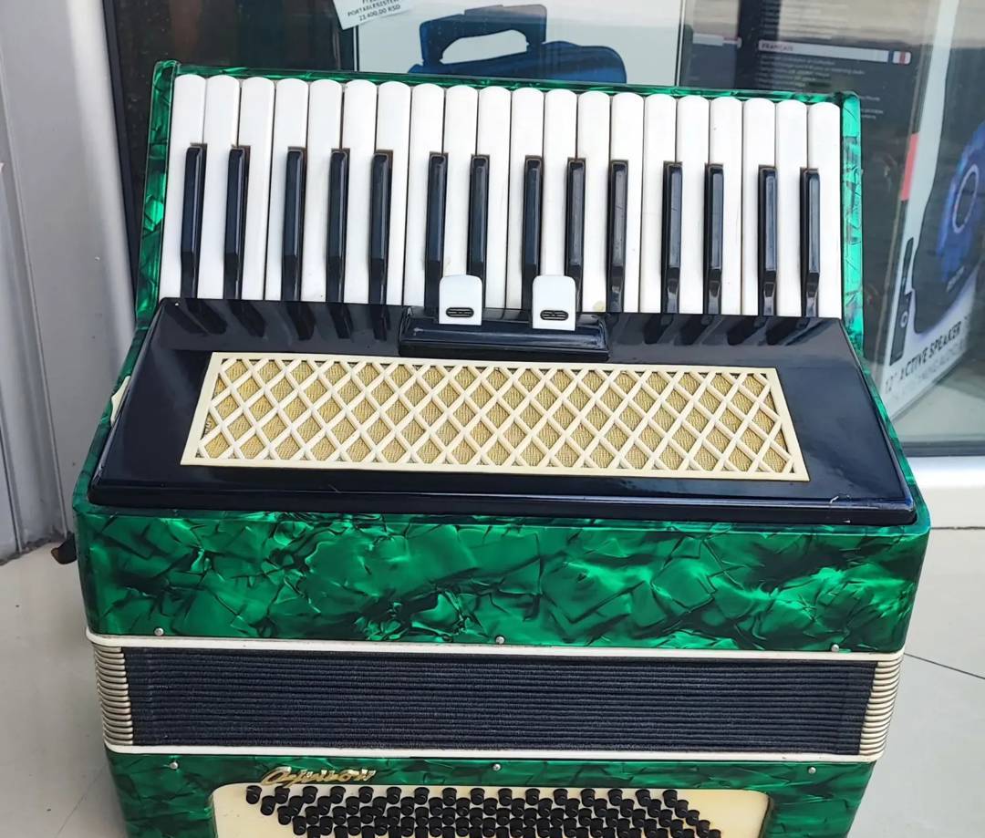 Akkord harmonika, 80 basszus, 2 regiszter (13-as kód)
