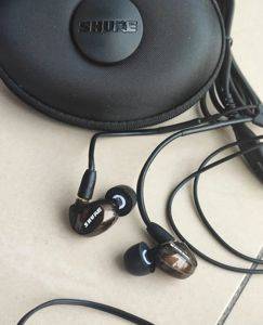 Слушалки за поставяне в ушите Shure SE535 с три драйвера — Bor