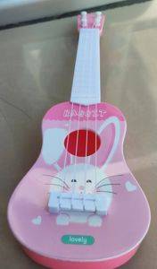 Dečji ukulele sa zečićem, roze, sa trzalicom — Bor