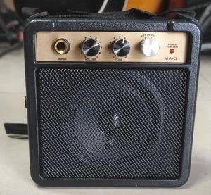 Mini-Gitarrenverstärker, 5 W, mit 9-V-Batterie, mit Tragegurt — Bor