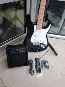 Set mit Strat-E-Gitarre, 10-W-Verstärker und Zubehör — Bor