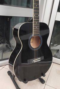 Akustikgitarre 4/4 (39"), schwarz, Hochglanz — Bor