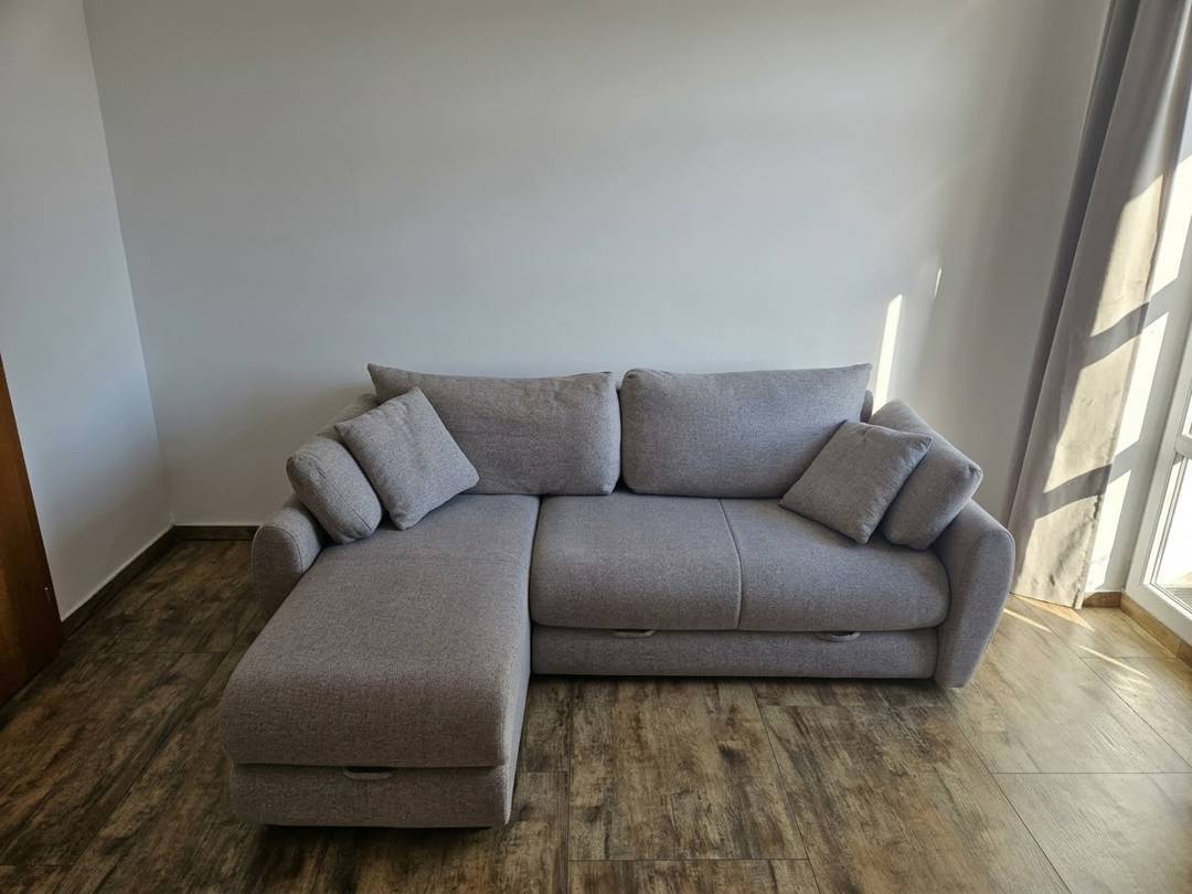 Raztegljiv kotni kavč