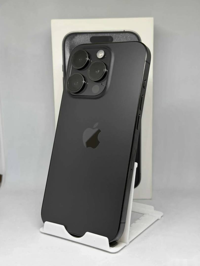 iPhone 15 Pro 256 GB Black Titanium, ecran crăpat, baterie 89%