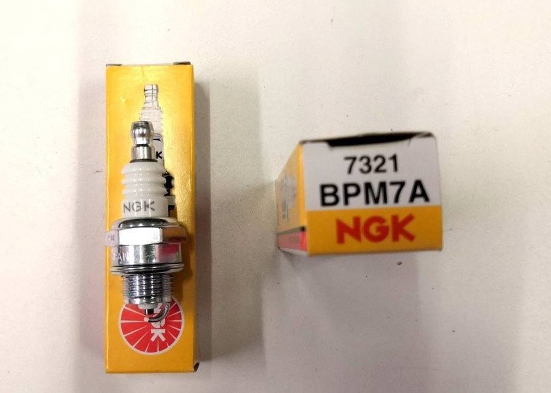 Vžigalna svečka NGK BPM7A za kosilnice na nitko Husqvarna, Einhell, Oleo-Mac — nova